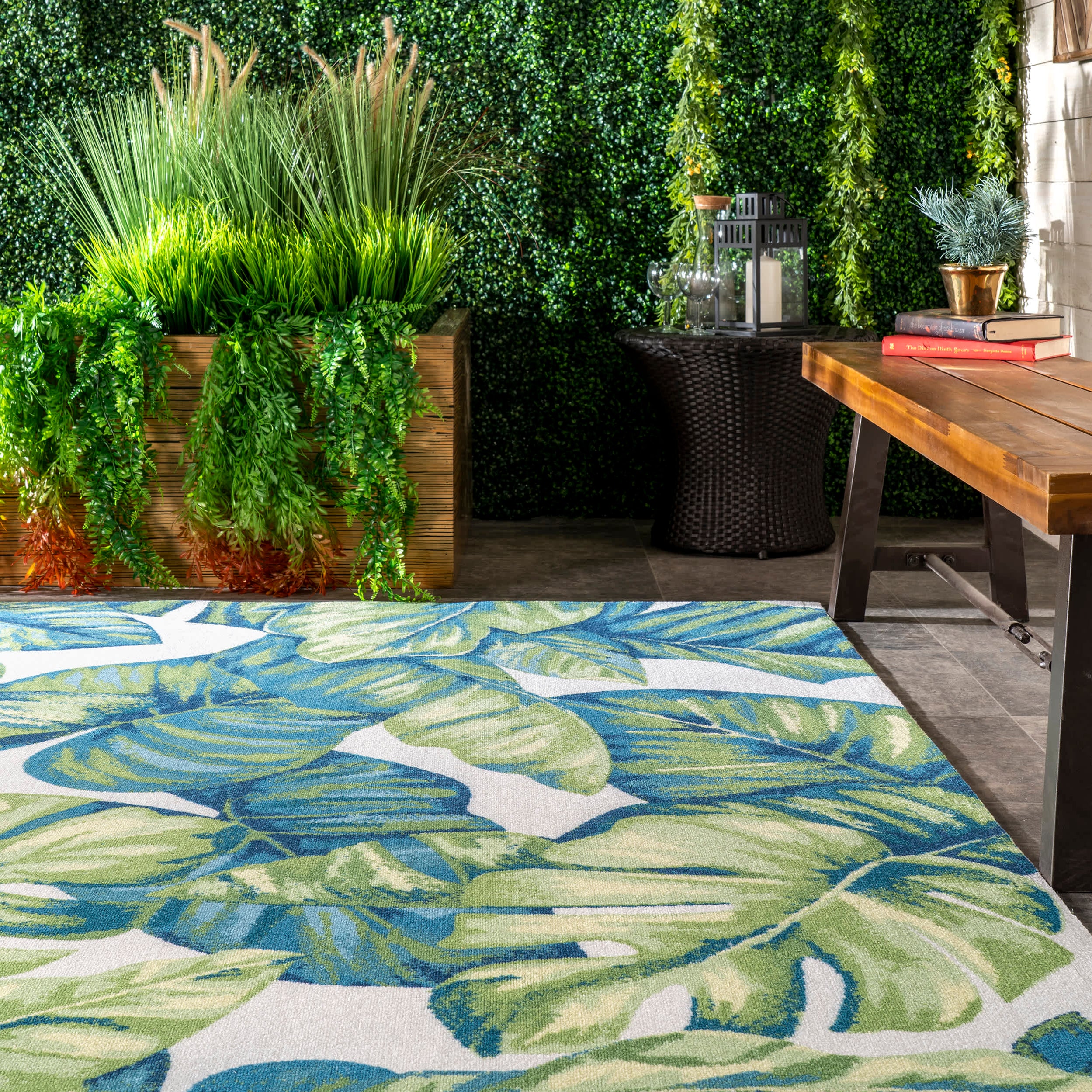 Contemporary Floral Lisa Indoor/Outdoor Area Rug — nuLOOM
